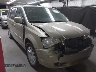 2010 Chrysler Town & Country Touring Plus z VIN 2A4RR8DX1AR384102, wystawiony jako IAAI lot #42162578 z przebiegiem 190 147 mil mil oraz . Historia ofert i sprzedaży dostępna na DreamBid. Obrazek 1.