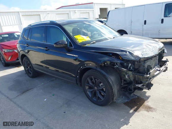 2023 Volkswagen Tiguan SE with VIN 3VV3B7AX9PM062632, listed as a IAAI auction lot 41943020 with 40,995 mi miles. Bid and sale history available at carsss.com. Image 1.
