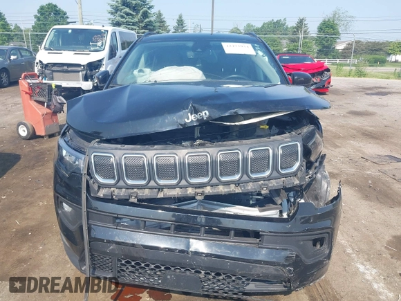 2022 Jeep Compass Latitude z VIN 3C4NJDBB0NT216921, wystawiony jako IAAI lot #42473934 z przebiegiem 41 169 mil mil oraz . Historia ofert i sprzedaży dostępna na DreamBid. Obrazek 12.