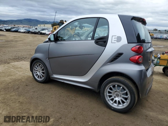 2014 Smart fortwo Passion z VIN WMEEJ9AA8DK673242, wystawiony jako Copart lot #43963505 z przebiegiem Nie podano mil oraz Tytuł czysty. Historia ofert i sprzedaży dostępna na DreamBid. Obrazek 2.