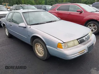1995 Mercury Cougar z VIN 1MELM62W3SH600097, wystawiony jako IAAI lot #42185484 z przebiegiem 216 393 mil mil oraz . Historia ofert i sprzedaży dostępna na DreamBid. Obrazek 1.