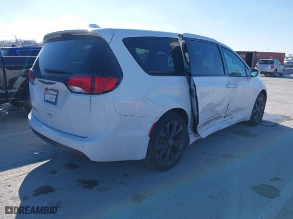 2020 Chrysler Pacifica Touring with VIN 2C4RC1FG0LR150239, listed as a IAAI auction lot 41412653 with 71,693 mi miles. Bid and sale history available at carsss.com. Image 4.