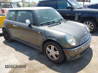 2006 MINI Hardtop z VIN WMWRC33566TJ76689, wystawiony jako IAAI lot #42408697 z przebiegiem 153 382 mil mil oraz . Historia ofert i sprzedaży dostępna na DreamBid. Obrazek 1.