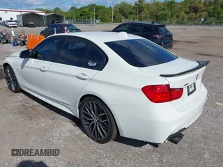 2015 BMW 3 Series 328i xDrive z VIN WBA3B3C58FF548041, wystawiony jako IAAI lot #42038075 z przebiegiem 113 974 mil mil oraz . Historia ofert i sprzedaży dostępna na DreamBid. Obrazek 3.