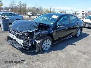 2025 Toyota Camry LE z VIN 4T1DAACK5SU581231, wystawiony jako IAAI lot #41934940 z przebiegiem 9887 mil mil oraz . Historia ofert i sprzedaży dostępna na DreamBid. Obrazek 2.