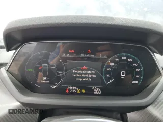 2022 Audi e-tron GT Premium Plus z VIN WAUCJBFW8N7001359, wystawiony jako Copart lot #50033824 z przebiegiem 16 630 mil mil oraz . Historia ofert i sprzedaży dostępna na DreamBid. Obrazek 9.