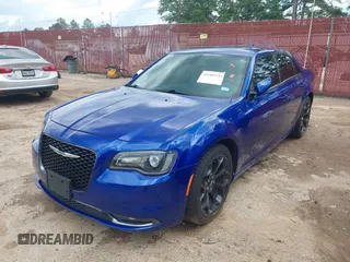 2019 Chrysler 300 S z VIN 2C3CCABG2KH697632, wystawiony jako IAAI lot #42205333 z przebiegiem 82 250 mil mil oraz . Historia ofert i sprzedaży dostępna na DreamBid. Obrazek 2.