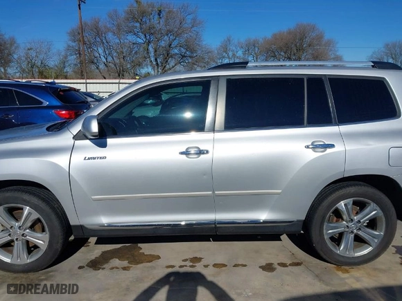 2011 Toyota Highlander Limited with VIN 5TDYK3EH0BS035151, listed as a IAAI auction lot 41281405 with 104,582 mi miles. Bid and sale history available at carsss.com. Image 14.