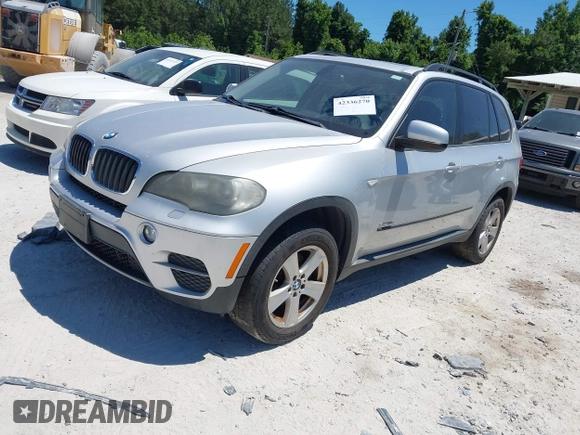 2011 BMW X5 35i z VIN 5UXZV4C55BL415564, wystawiony jako IAAI lot #42336270 z przebiegiem 102 451 mil mil oraz . Historia ofert i sprzedaży dostępna na DreamBid. Obrazek 2.