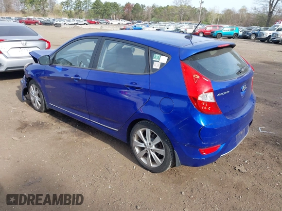 2013 Hyundai Accent SE z VIN KMHCU5AE7DU085650, wystawiony jako IAAI lot #42082694 z przebiegiem 115 506 mil mil oraz . Historia ofert i sprzedaży dostępna na DreamBid. Obrazek 3.