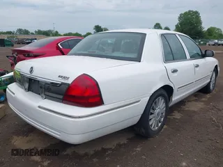 2010 Mercury Grand Marquis LS z VIN 2MEBM7FV0AX631065, wystawiony jako IAAI lot #42310115 z przebiegiem 67 110 mil mil oraz . Historia ofert i sprzedaży dostępna na DreamBid. Obrazek 4.