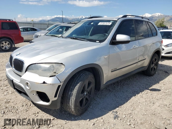 2013 BMW X5 xDrive35i z VIN 5UXZV4C50D0E05712, wystawiony jako Copart lot #57557575 z przebiegiem 118 243 mil mil oraz Szkoda całkowita • Salvage title. Historia ofert i sprzedaży dostępna na DreamBid. Obrazek 1.