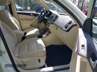 2017 Volkswagen Tiguan Wolfsburg Edition z VIN WVGSV7AX5HK003552, wystawiony jako IAAI lot #41989058 z przebiegiem 109 127 mil mil oraz . Historia ofert i sprzedaży dostępna na DreamBid. Obrazek 5.