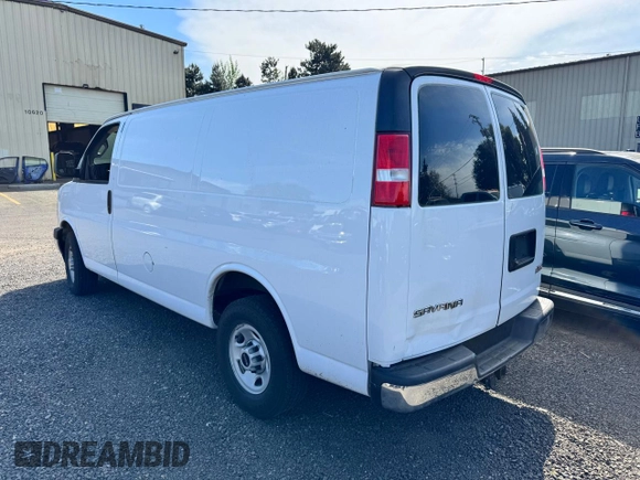 2017 GMC Savana Cargo z VIN 1GTZ7GFGXH1345543, wystawiony jako Copart lot #57692035 z przebiegiem 143 752 mil mil oraz Szkody całkowita. Historia ofert i sprzedaży dostępna na DreamBid. Obrazek 3.