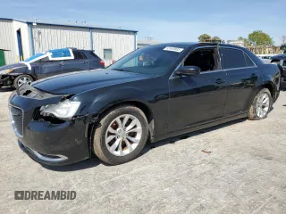 2015 Chrysler 300 Limited z VIN 2C3CCAAG4FH755392, wystawiony jako Copart lot #52449885 z przebiegiem Nie podano mil oraz Szkoda całkowita • Salvage title. Historia ofert i sprzedaży dostępna na DreamBid. Obrazek 1.