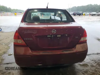 2008 Nissan Versa S z VIN 3N1BC11E18L391581, wystawiony jako Copart lot #56108515 z przebiegiem 172 996 mil mil oraz Szkoda całkowita • Salvage title. Historia ofert i sprzedaży dostępna na DreamBid. Obrazek 6.