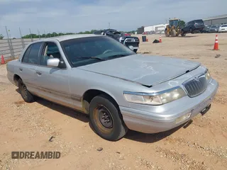 1996 Mercury Grand Marquis GS z VIN 2MELM74W7TX683568, wystawiony jako IAAI lot #42175816 z przebiegiem 56 126 mil mil oraz . Historia ofert i sprzedaży dostępna na DreamBid. Obrazek 1.