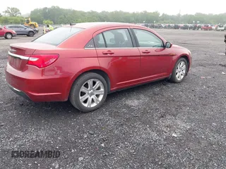 2012 Chrysler 200 Touring z VIN 1C3CCBBG4CN199415, wystawiony jako IAAI lot #42527357 z przebiegiem 124 811 mil mil oraz . Historia ofert i sprzedaży dostępna na DreamBid. Obrazek 4.