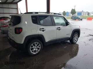 2020 Jeep Renegade Latitude with VIN ZACNJBBB4LPL00858, listed as a IAAI auction lot 39799564 with 96,002 mi miles. Bid and sale history available at carsss.com. Image 4.