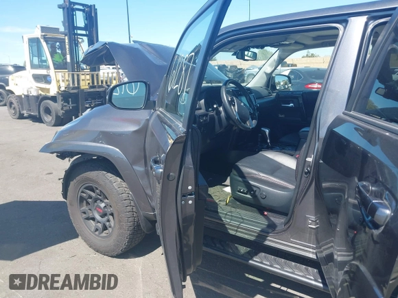 2023 Toyota 4Runner TRD Pro z VIN JTELU5JR3P6167676, wystawiony jako IAAI lot #41861287 z przebiegiem 25 795 mil mil oraz . Historia ofert i sprzedaży dostępna na DreamBid. Obrazek 5.