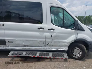 2017 Ford Transit z VIN 1FTYR2CM1HKB49066, wystawiony jako IAAI lot #42382169 z przebiegiem 42 150 mil mil oraz . Historia ofert i sprzedaży dostępna na DreamBid. Obrazek 6.