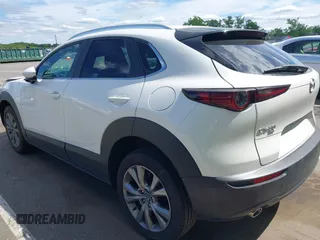 2025 Mazda CX-30 S Preferred z VIN 3MVDMBCM6SM781993, wystawiony jako IAAI lot #42275528 z przebiegiem 5 604 mil mil oraz . Historia ofert i sprzedaży dostępna na DreamBid. Obrazek 3.