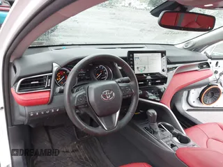 2022 Toyota Camry Hybrid XSE z VIN 4T1K31AK5NU583117, wystawiony jako IAAI lot #42204189 z przebiegiem 22 639 mil mil oraz . Historia ofert i sprzedaży dostępna na DreamBid. Obrazek 19.