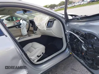 2024 Volvo XC60 Core Dark Theme z VIN YV4L12RK1R1908391, wystawiony jako IAAI lot #41212899 z przebiegiem 9083 mil mil oraz . Historia ofert i sprzedaży dostępna na DreamBid. Obrazek 5.