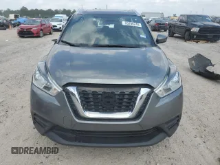 2019 Nissan Kicks S z VIN 3N1CP5CU3KL547941, wystawiony jako Copart lot #55298245 z przebiegiem 136 714 mil mil oraz Szkoda całkowita • Salvage title. Historia ofert i sprzedaży dostępna na DreamBid. Obrazek 5.