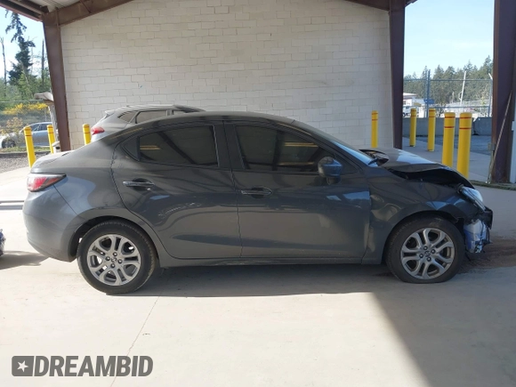 2016 Scion iA z VIN 3MYDLBZV4GY103085, wystawiony jako IAAI lot #42224286 z przebiegiem 90 786 mil mil oraz . Historia ofert i sprzedaży dostępna na DreamBid. Obrazek 13.