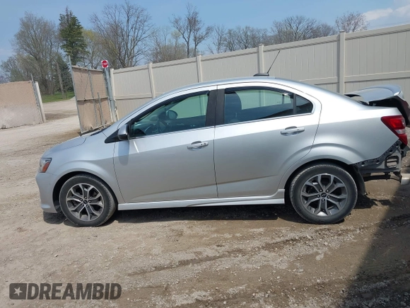 2018 Chevrolet Sonic LT z VIN 1G1JD5SH8J4100214, wystawiony jako IAAI lot #42133743 z przebiegiem 103 508 mil mil oraz . Historia ofert i sprzedaży dostępna na DreamBid. Obrazek 14.