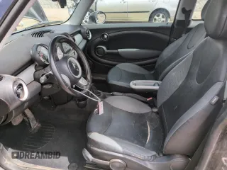 2010 MINI Hardtop z VIN WMWMF3C5XATZ25746, wystawiony jako Copart lot #51662415 z przebiegiem 139 411 mil mil oraz Szkoda całkowita • Salvage title. Historia ofert i sprzedaży dostępna na DreamBid. Obrazek 7.