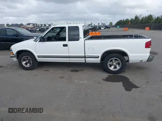 2000 Chevrolet S-10 LS with VIN 1GCCS19W7Y8289167, listed as a IAAI auction lot 41537625 with 224,481 mi miles. Bid and sale history available at carsss.com. Image 14.