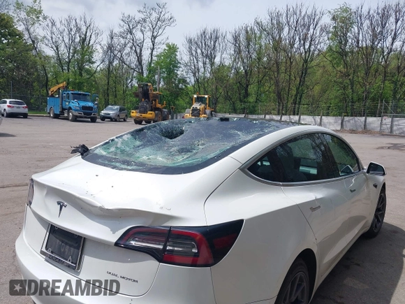 2020 Tesla Model 3 Long Range z VIN 5YJ3E1EB0LF712545, wystawiony jako IAAI lot #42198461 z przebiegiem 22 322 mil mil oraz . Historia ofert i sprzedaży dostępna na DreamBid. Obrazek 20.