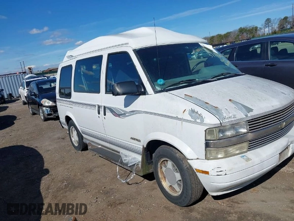 1995 Chevrolet Astro Cargo Van with VIN 1GBDM19W7SB261642, listed as a IAAI auction lot 38993802 with 137,524 mi miles. Bid and sale history available at carsss.com. Image 1.