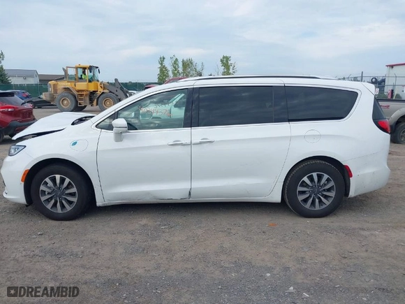 2021 Chrysler Pacifica Hybrid Touring L with VIN 2C4RC1L79MR597058, listed as a IAAI auction lot 40344372 with 80,566 mi miles. Bid and sale history available at carsss.com. Image 14.