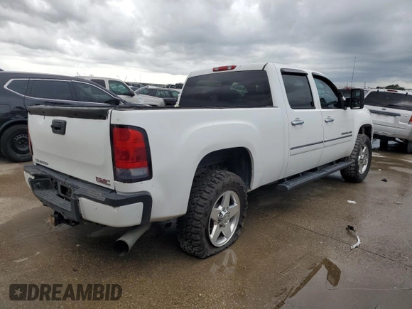 2011 GMC Sierra 3500HD DRW Denali z VIN 1GT426C84BF248011, wystawiony jako Copart lot #60469315 z przebiegiem 297 437 mil mil oraz Szkoda całkowita • Salvage title. Historia ofert i sprzedaży dostępna na DreamBid. Obrazek 3.