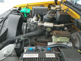 1998 Chevrolet Silverado 2500 z VIN 1GCGC24RXWZ215125, wystawiony jako IAAI lot #41686227 z przebiegiem 246 641 mil mil oraz . Historia ofert i sprzedaży dostępna na DreamBid. Obrazek 12.