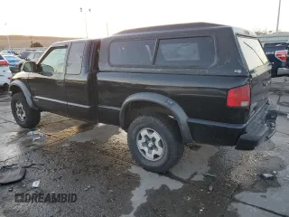 2001 Chevrolet S-10 LS with VIN 1GCCT19W718161384, listed as a Copart auction lot 84834104 with 288,874 mi miles and Salvage Title. Bid and sale history available at carsss.com. Image 2.