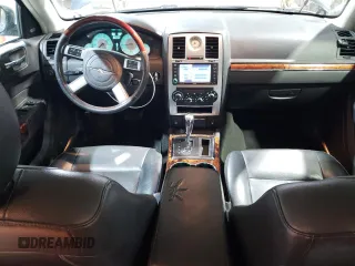 2008 Chrysler 300 z VIN 2C3LK33G58H203852, wystawiony jako Copart lot #86812404 z przebiegiem 213 031 mil mil oraz Szkoda całkowita • Salvage title. Historia ofert i sprzedaży dostępna na DreamBid. Obrazek 8.