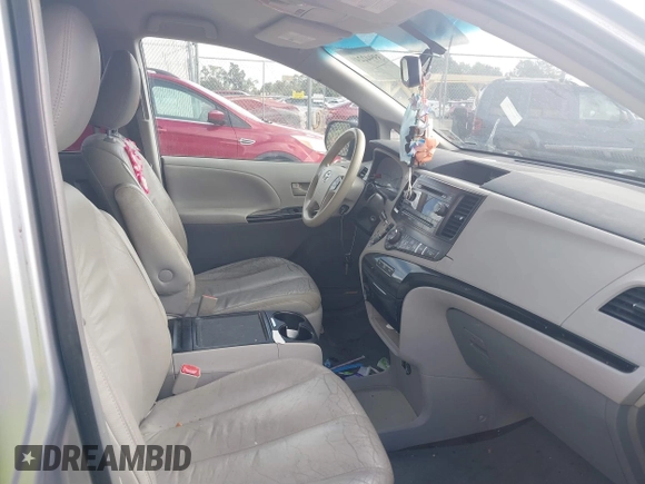 2014 Toyota Sienna LE AAS z VIN 5TDKK3DC8ES448581, wystawiony jako IAAI lot #39942249 z przebiegiem 158 131 mil mil oraz . Historia ofert i sprzedaży dostępna na DreamBid. Obrazek 5.