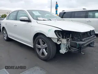 2014 Volkswagen Passat Wolfsburg Edition z VIN 1VWAT7A34EC054062, wystawiony jako IAAI lot #42042835 z przebiegiem 167 305 mil mil oraz . Historia ofert i sprzedaży dostępna na DreamBid. Obrazek 1.