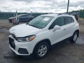 2019 Chevrolet Trax LT z VIN KL7CJLSB4KB828096, wystawiony jako IAAI lot #42233971 z przebiegiem 99 112 mil mil oraz . Historia ofert i sprzedaży dostępna na DreamBid. Obrazek 2.