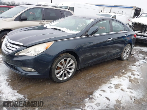 2013 Hyundai Sonata SE z VIN 5NPEC4AC4DH673945, wystawiony jako IAAI lot #41522632 z przebiegiem 109 883 mil mil oraz . Historia ofert i sprzedaży dostępna na DreamBid. Obrazek 2.