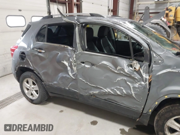 2019 Chevrolet Trax LT with VIN KL7CJPSB8KB937572, listed as a IAAI auction lot 42032722 with 103,132 mi miles. Bid and sale history available at carsss.com. Image 18.