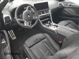 2025 BMW 8 Series M850i xDrive z VIN WBABC4C01SCT38959, wystawiony jako Copart lot #81842724 z przebiegiem Nie podano mil oraz Szkoda całkowita • Salvage title. Historia ofert i sprzedaży dostępna na DreamBid. Obrazek 8.