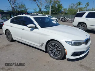 2018 BMW 5 Series 530i z VIN WBAJA5C53JG898590, wystawiony jako IAAI lot #42143629 z przebiegiem 135 111 mil mil oraz . Historia ofert i sprzedaży dostępna na DreamBid. Obrazek 1.