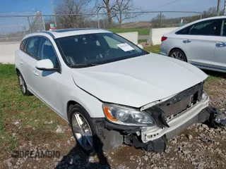2015 Volvo V60 T5 Drive-E Premier z VIN YV140MEK2F1267396, wystawiony jako IAAI lot #41921329 z przebiegiem 93 937 mil mil oraz . Historia ofert i sprzedaży dostępna na DreamBid. Obrazek 1.