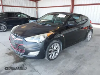 2012 Hyundai Veloster w/Gray Int z VIN KMHTC6AD0CU062046, wystawiony jako IAAI lot #42182993 z przebiegiem 148 574 mil mil oraz . Historia ofert i sprzedaży dostępna na DreamBid. Obrazek 2.
