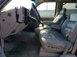 1998 GMC Suburban z VIN 3GKFK16R0WG502287, wystawiony jako Copart lot #62323314 z przebiegiem 181 638 mil mil oraz Szkody całkowita. Historia ofert i sprzedaży dostępna na DreamBid. Obrazek 7.
